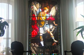 Цветной витраж с изображением архангела Михаила&#44; поражающего дьявола&#44; изготовленный в 1875 году в Мюнхене&#44; в Королевско-Баварской придворной стеклокрасильне Ф.К.Цеттлера.