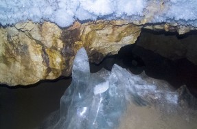 Ледяная пещера Хээтэй
