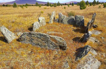 Плиточные могилы в долине Хойто-Ага