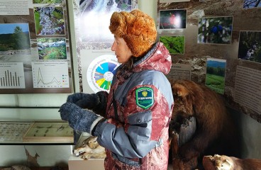 Научный сотрудник заповедника Ирина Ивановна Куркина ведет экскурсию по музею