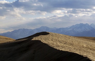 Куйтунские песчаные дюны на фоне Баргузинского хребта (фото Андрей Загузин)
