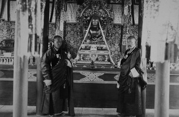 Ламы внутри Читинского дацана