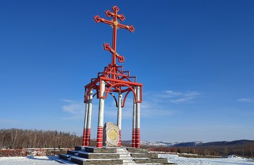 Поклонный крест на перевале Мир