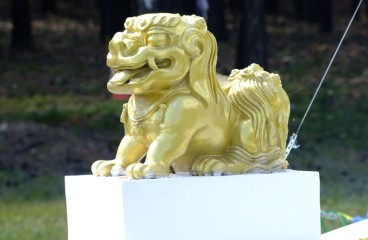 Четыре сахюусена льва&#44; размером 25×25×15 см расположены на углах постамента.