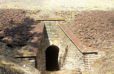 Под большим тоннелем строители железной дороги проложили маленький водоотводный тоннель