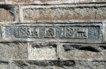 На одном из камней водоотводного тоннеля выбита дата «1896-1897»