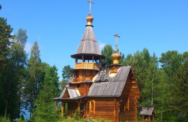 Церковь Покрова Пресвятой Богородицы в парке-музее «Светлая поляна» на берегу озера Байкал