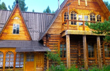 К Вашим услугам благоустроенные и полублагоустроенные деревянные дома боярско-купеческого типа, в двух уровнях с печью и камином, и открытой террасой с видом на Байкал