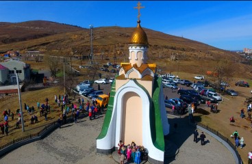 Часовня Святого Александра Невского на склоне Титовской сопки. На фото идет озеленение территории