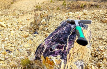 Массивный фиолетовый флюорит (Меркушинский участок Усуглинского месторождения)