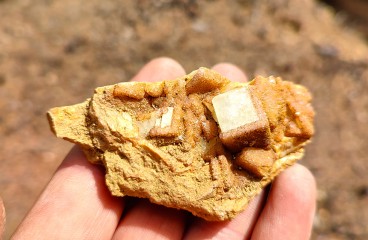 Кубический кристалл флюорита с коркой мелких кристаллов барита (Усуглинский участок Усуглинского месторождения)