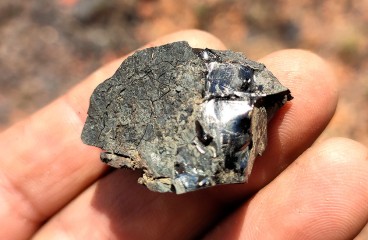 Черный янтарь или гагат&#44; своеобразный минерал. Легкий&#44; твердость по шкале Мооса - 3&#44; интенсивный жирный блеск. Просто обрабатывается&#44; используется как вставка в недорогую бижутерию.