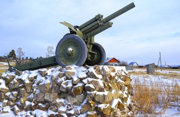 Пушка&#44; установленная в честь односельчан&#44; погибших в годы Гражданской войны и Великой Отечественной войны