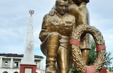 Перед Гостиным двором находится военный мемориал Великой Отечественной войны со скульптурами коленопреклоненного солдата и скорбящей матери.