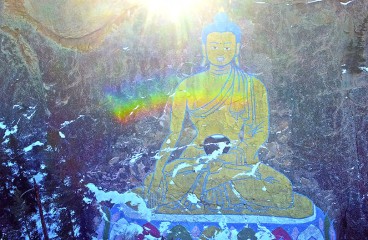 Изображение Будды Шакьямуни высотой в 33 метра на горе Баян-Хонгор в Хоринском районе Бурятии