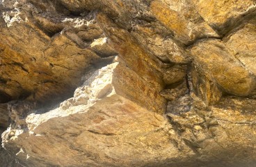 Справа от входа в пещеру на стене различимы писаницы&#44; нанесенные красной охрой