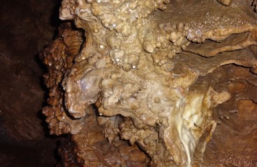 Кальцитовые натечные коры в пещере Долганская Яма